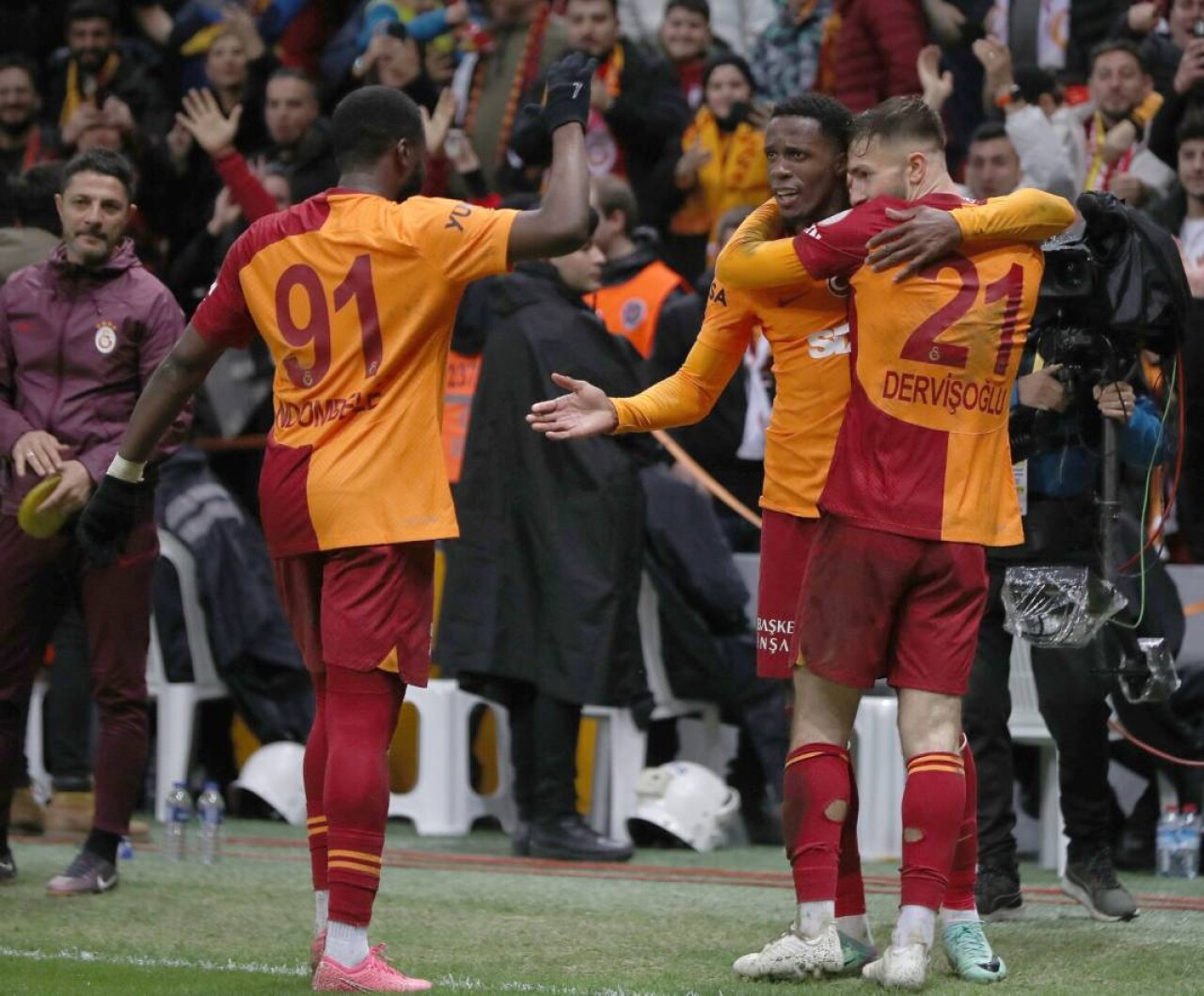 Aslan 3 puanı 3 golle aldı! 6